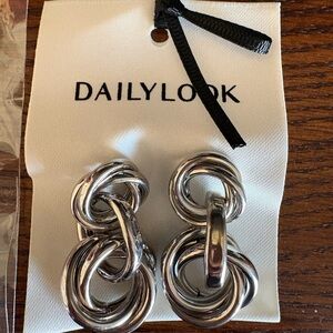 Dailylook Silver Interlocking Earrings